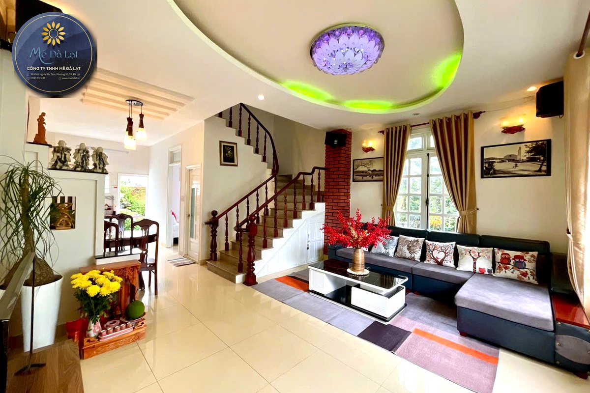 Không gian sinh hoạt chung trong villa Đà Lạt cho nhóm đông