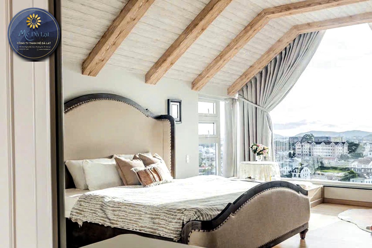 Phòng ngủ villa Đà Lạt sạch đẹp có cửa sổ và view