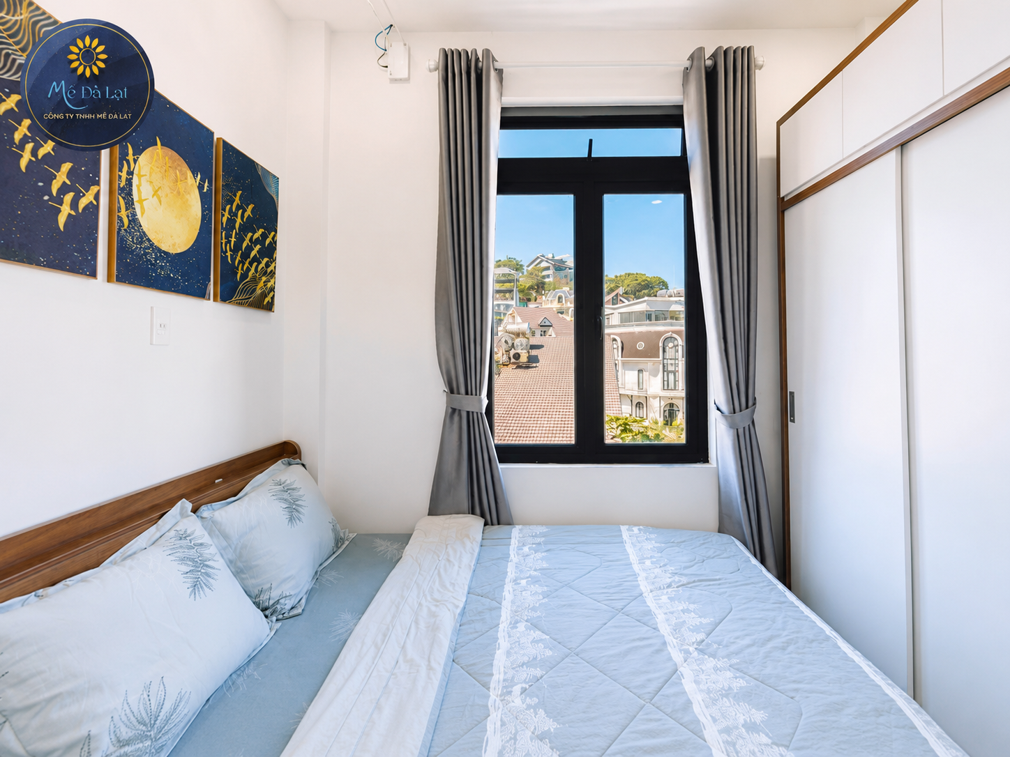 Phòng ngủ Villa Tô Hiến Thành Đà Lạt sạch đẹp có cửa sổ